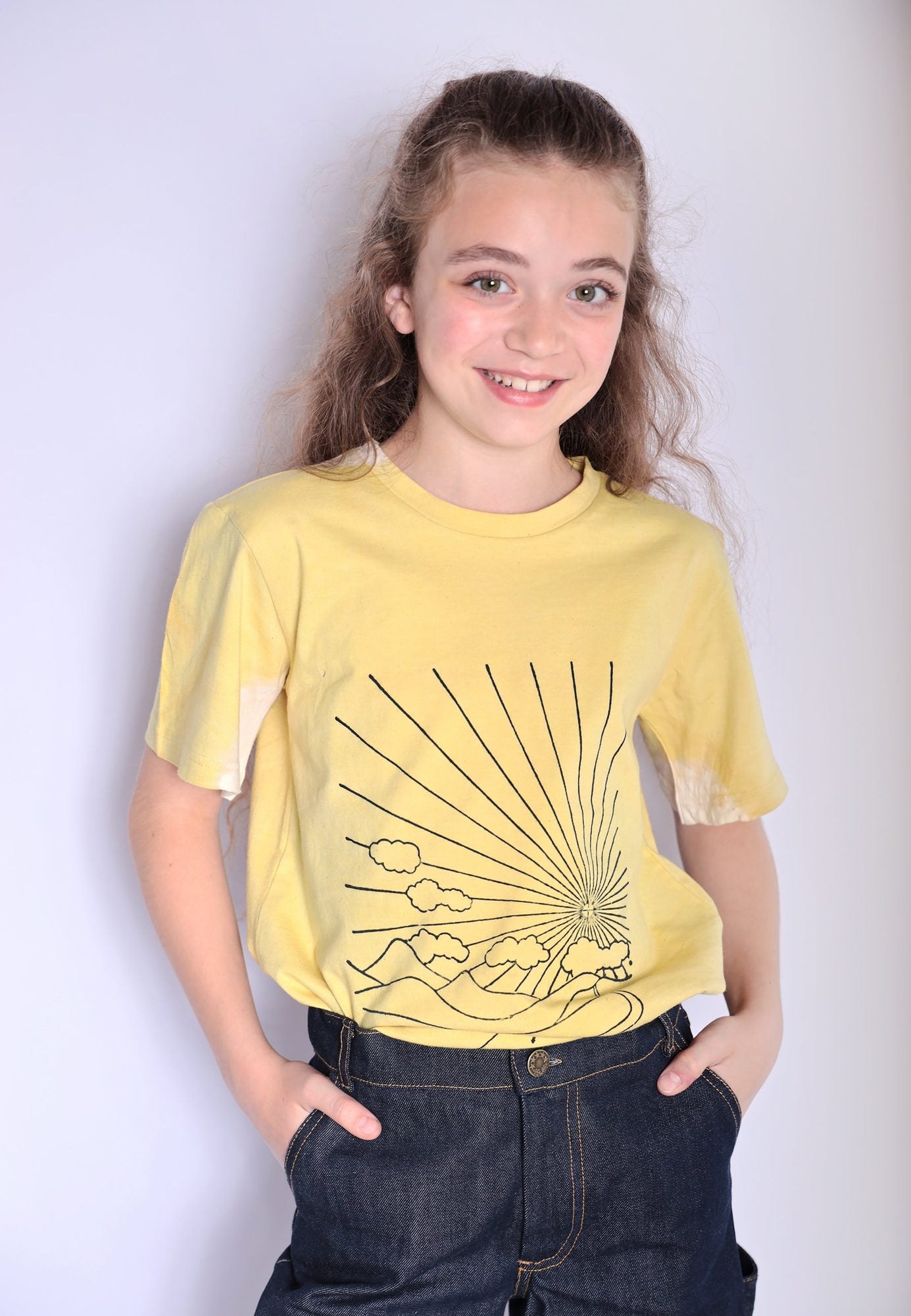 Artisanaal T-shirt voor meisjes en jongens, natuurlijk geverfd met kurkuma en handprint