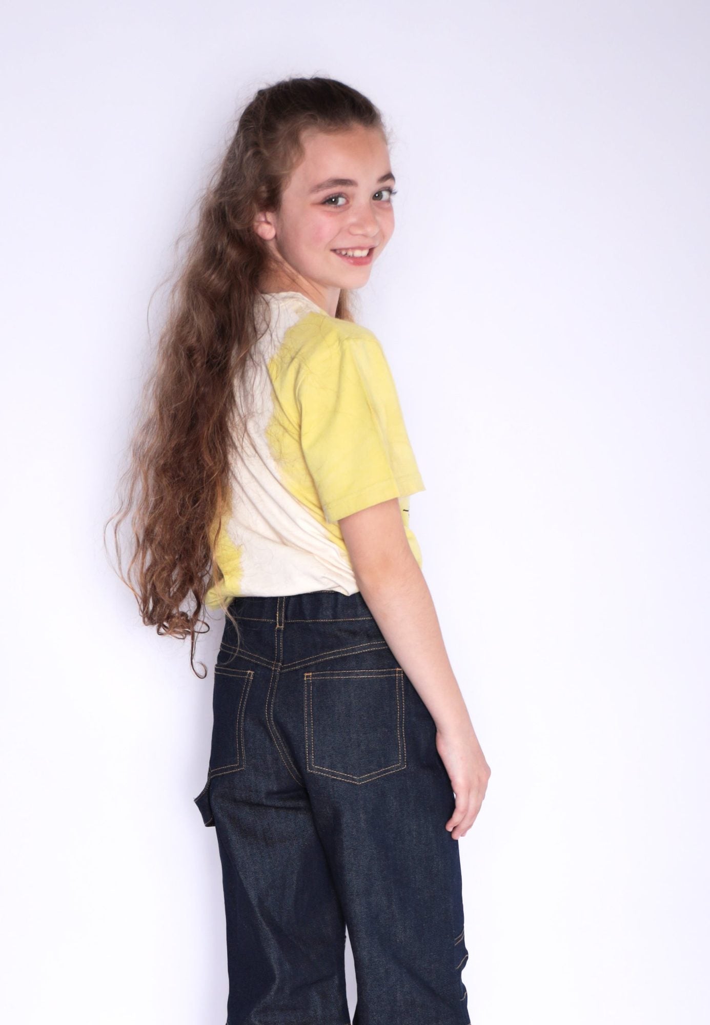 Artisanaal T-shirt voor meisjes en jongens, natuurlijk geverfd met kurkuma en handprint