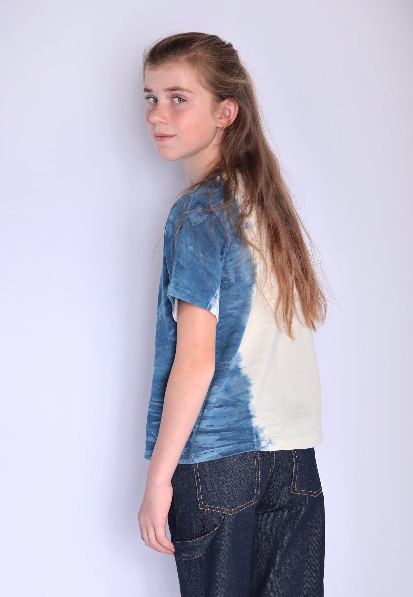 Artisanaal meisjes- en jongens-T-shirt, natuurlijk geverfd indigo met handprint