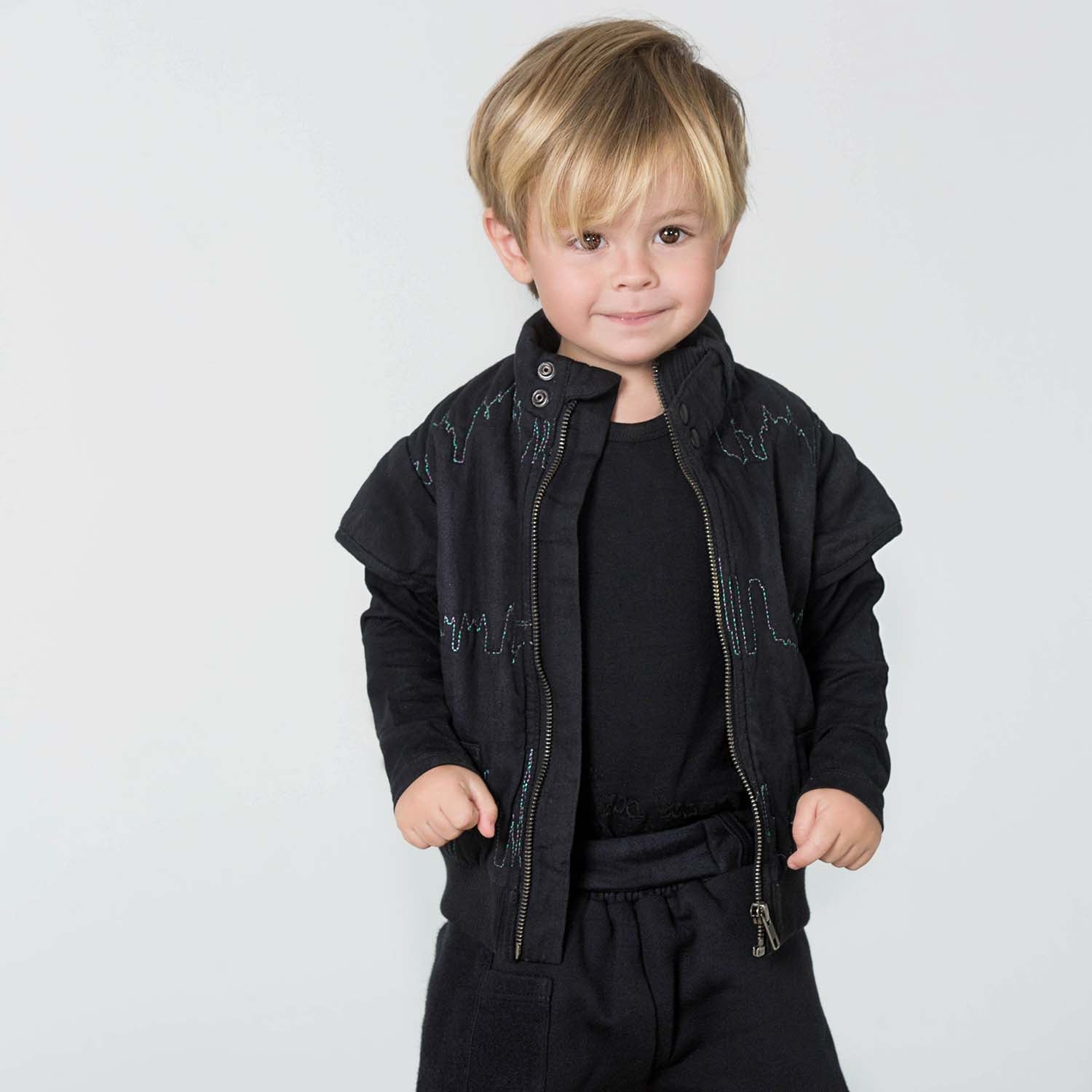 Wattierte Weste mit Skyline-Stickerei