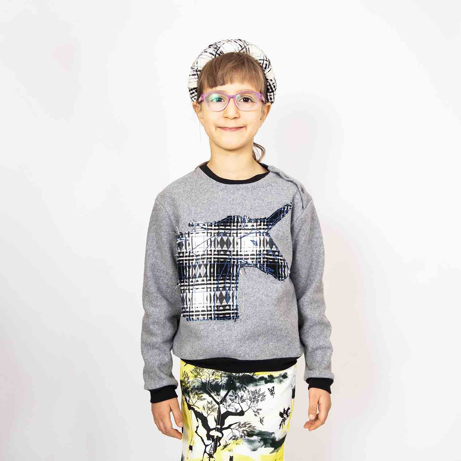 Graues Fleece-Sweatshirt mit Einhorn-Applikation