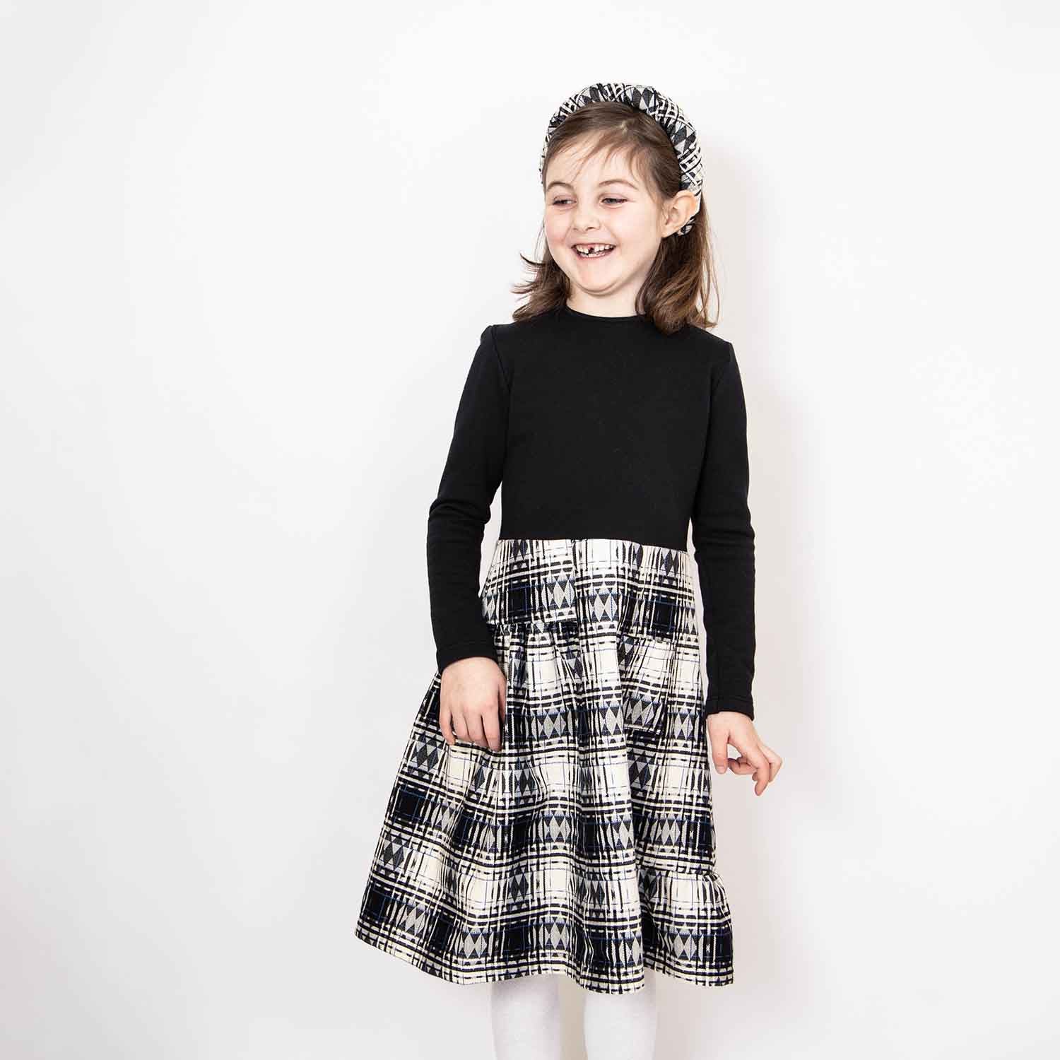 Schwarzes Mädchenkleid mit Schottenrock in Schwarz und Weiß