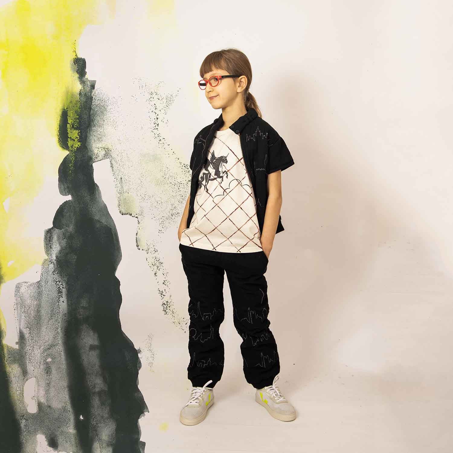 Handbemaltes Off-White T-Shirt mit Einhorn