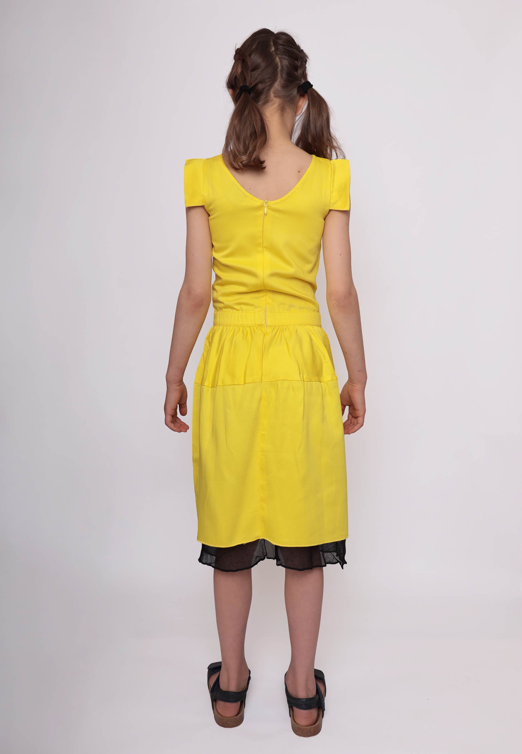Gelbes besticktes Kleid für Mädchen