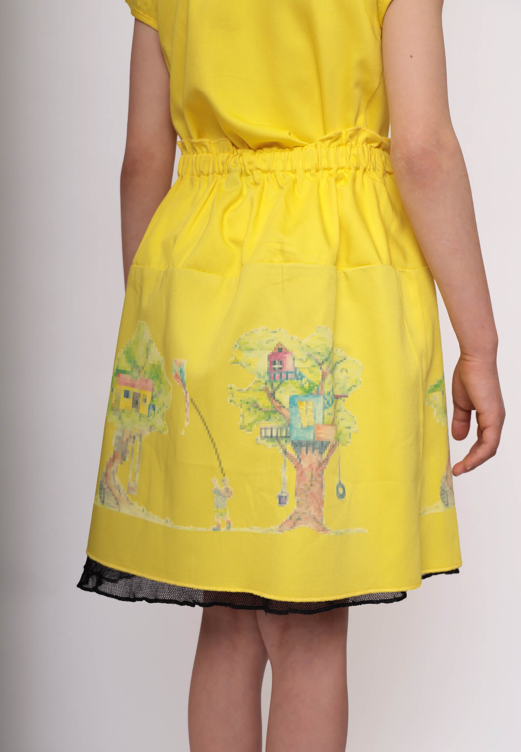 Gele rok met boomhutprint
