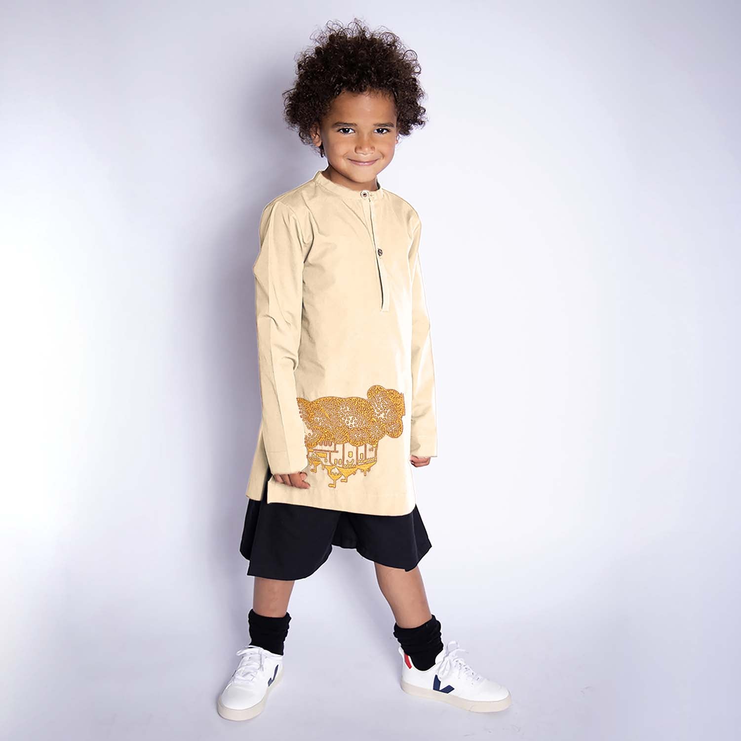 Beige Kindertunika mit goldener Schlossstickerei