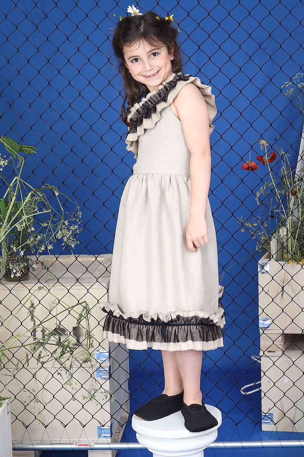 Weltexklusives Leinenkleid in limitierter Auflage mit Details aus Lotusseide