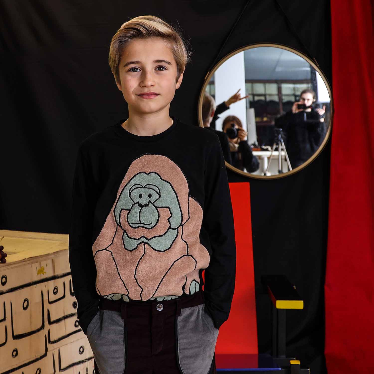 Schwarzes Langarmshirt für Kinder mit Orang-Utan-Applikation