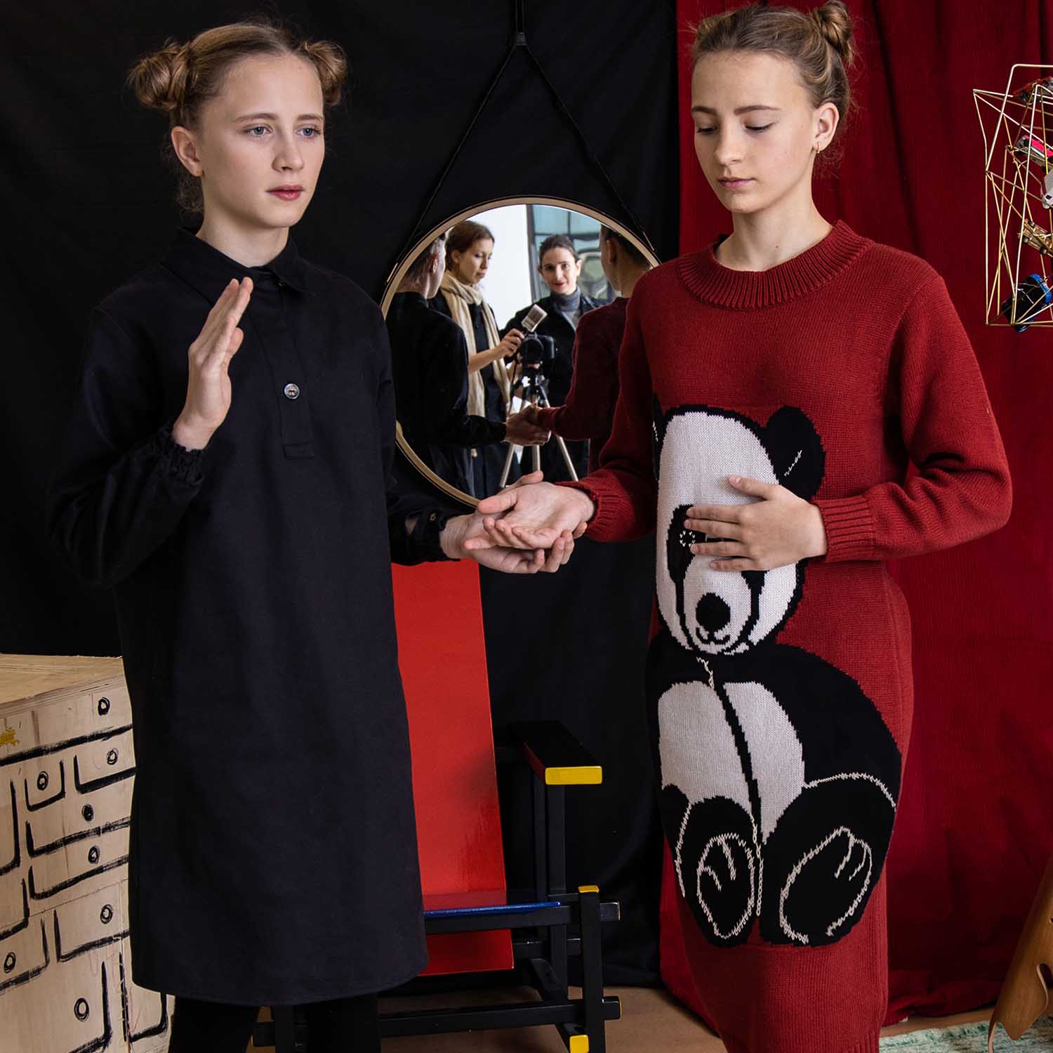 Schwarzes Shirtkleid für Mädchen mit Panda-Stickerei