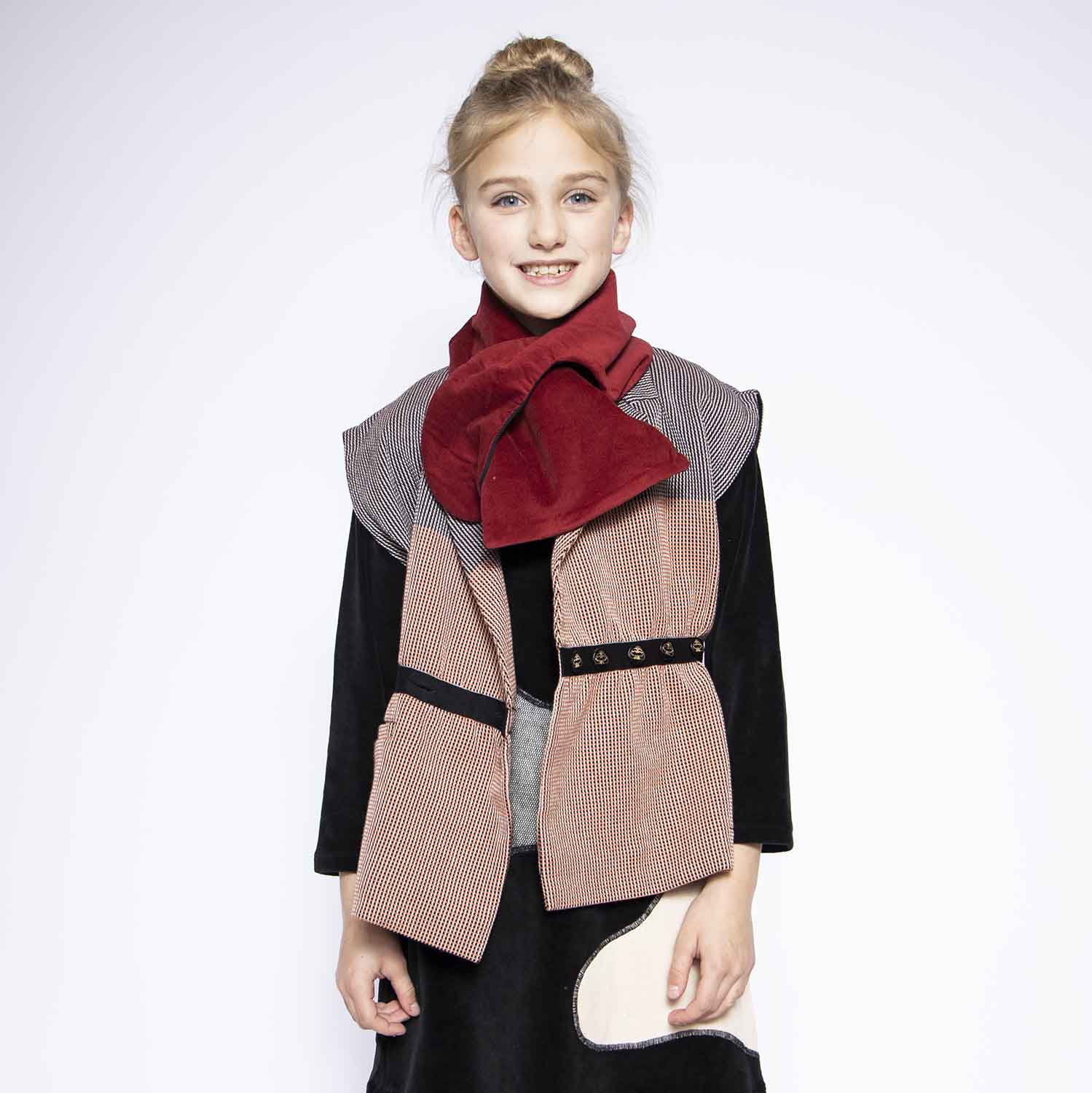 Mehrfarbige ärmellose Jacke mit Applikation