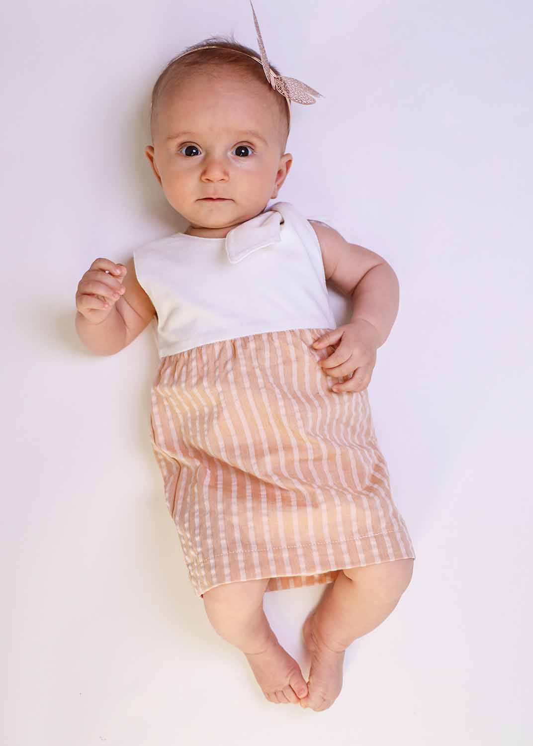 babyjurk in perzik en wit