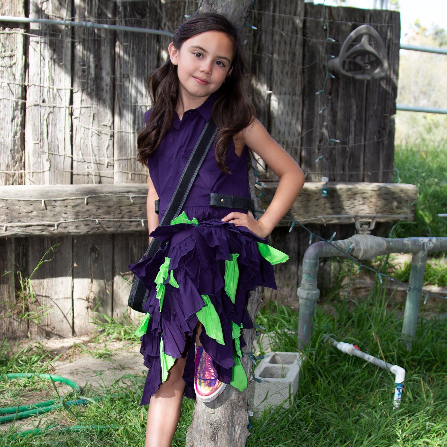 Lila Hemdblusenkleid mit grünen Rüschen für Mädchen