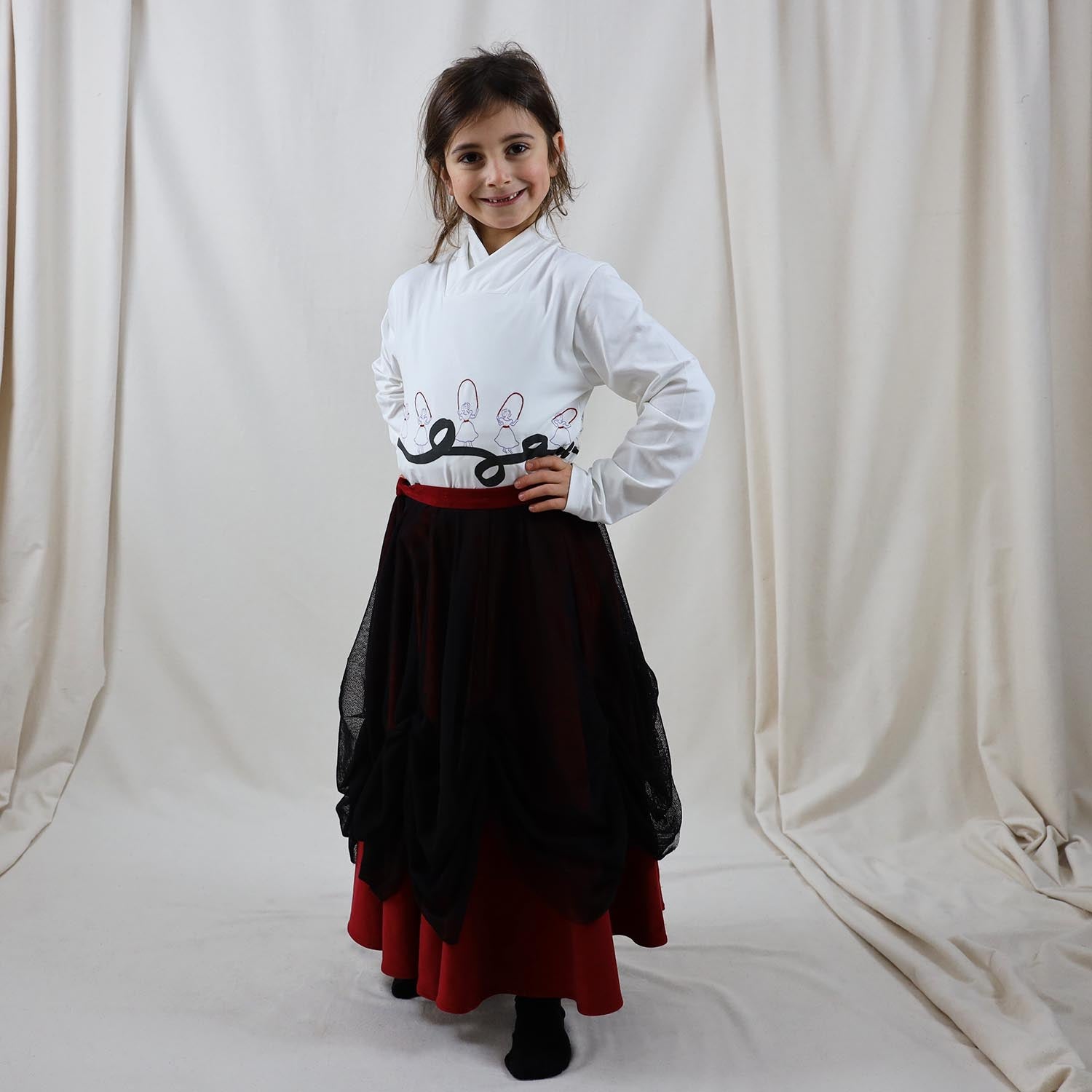 Roter Cordrock mit Tüll