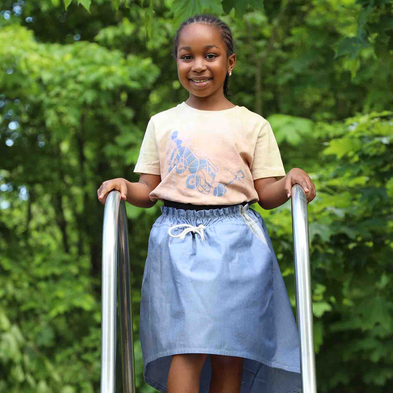Handgefertigtes T-Shirt, natürlich gefärbt mit roten Zwiebeln, Bio