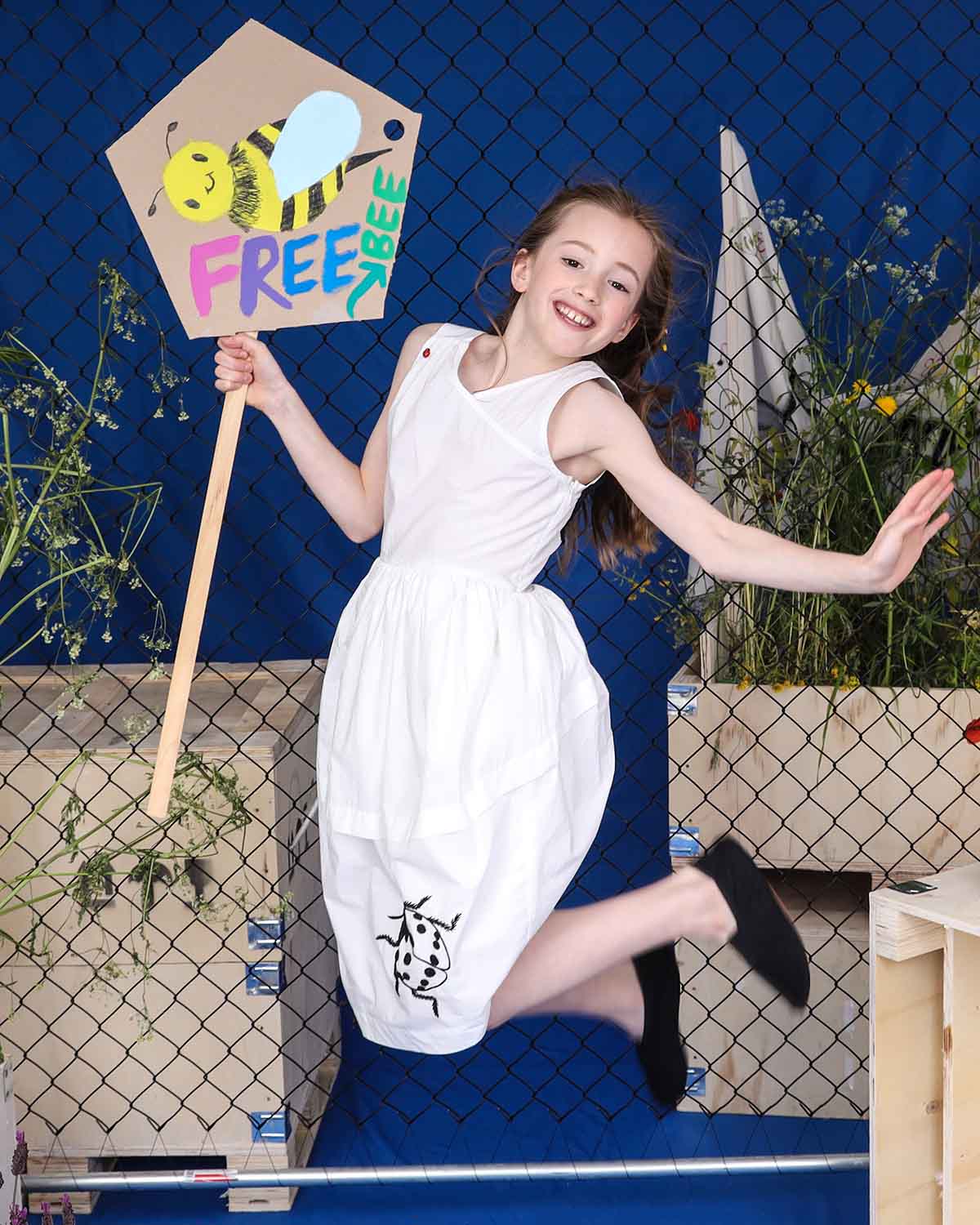 Weißes Kleid mit Marienkäfer-Handstickerei