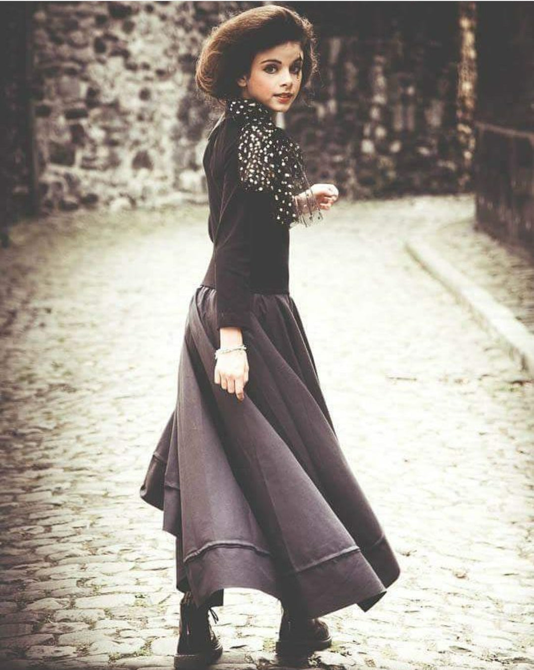 Schwarzes Kleid mit Trail