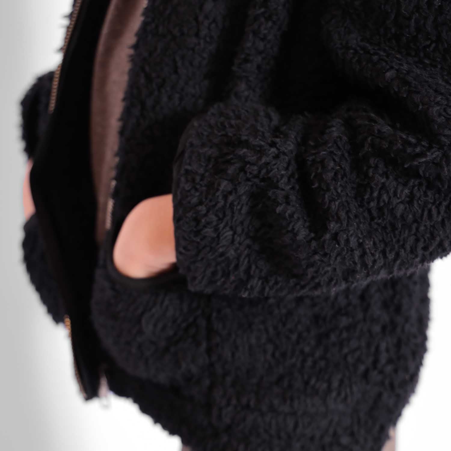Schwarze Kunstpelzjacke
