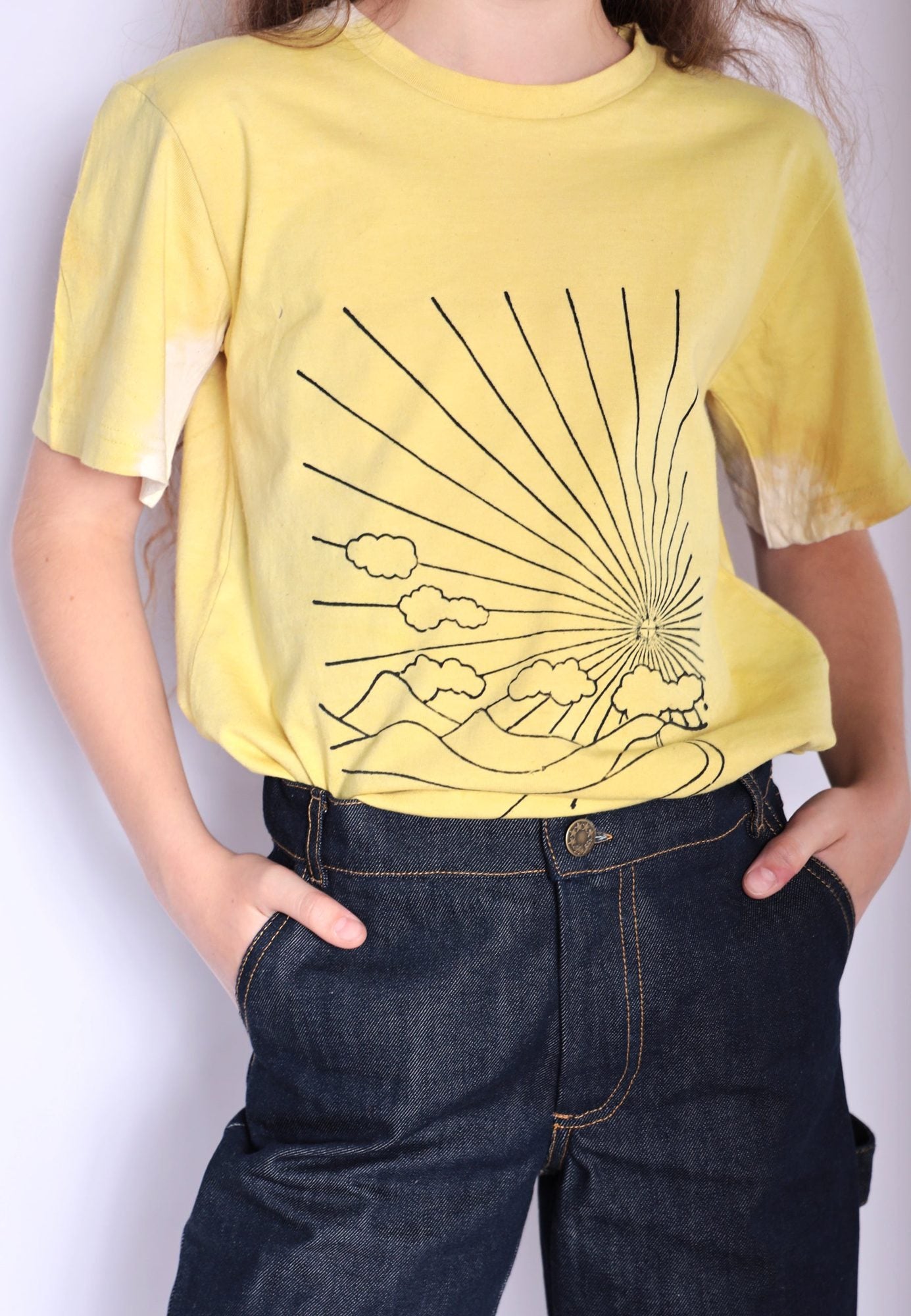 Artisanaal T-shirt voor meisjes en jongens, natuurlijk geverfd met kurkuma en handprint