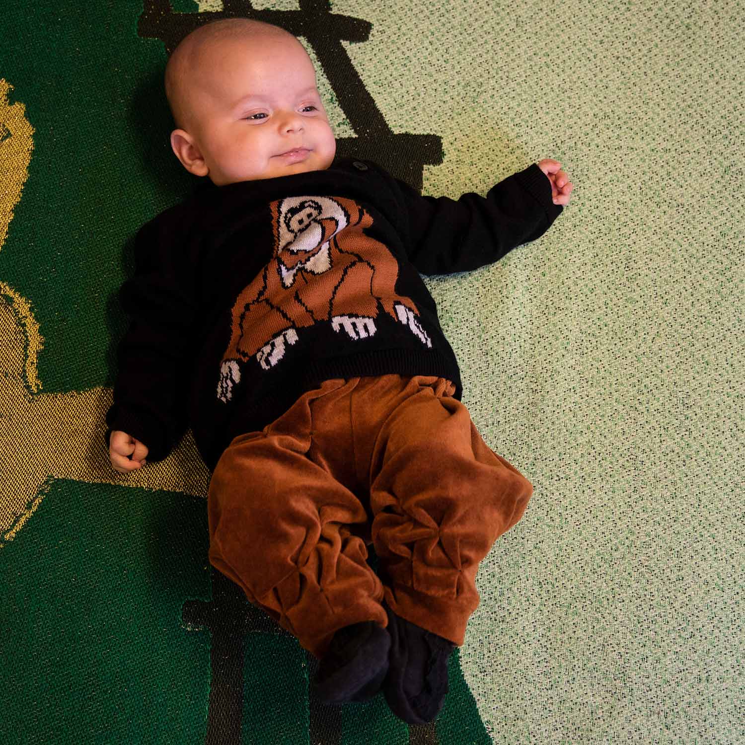Babyhose aus kupferfarbenem Samt mit Handkittel 